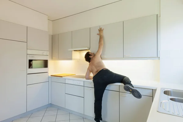 Crazy man in de keuken — Stockfoto