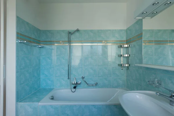 Vintage blauwe badkamer — Stockfoto