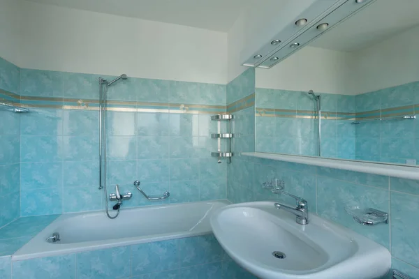 Vintage niebieska łazienka — Zdjęcie stockowe
