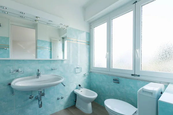 Vintage blauwe badkamer — Stockfoto