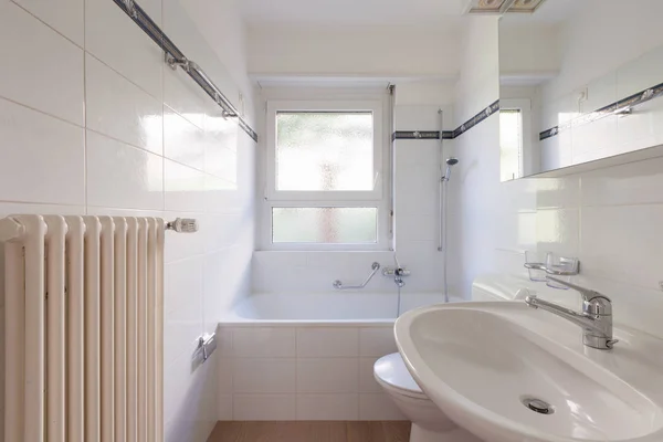 Белая винтажная ванная — стоковое фото