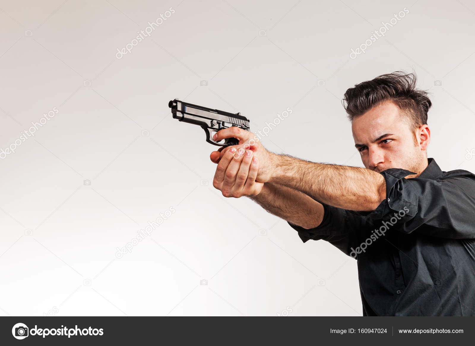 Человек с пистолетом целится. Человек с пистолетом в полный рост. Приставил пистолет. Человек наводит пистолет. Человек с оружием.