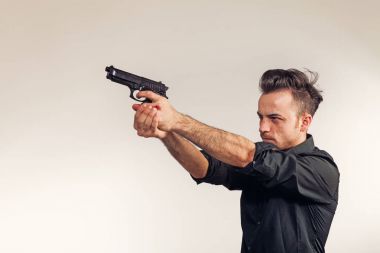 Çocuk elinde tabanca ile