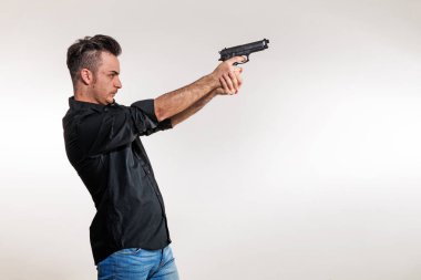 Çocuk elinde tabanca ile