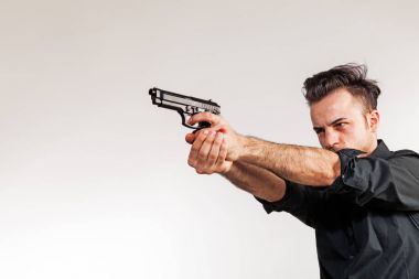 Çocuk elinde tabanca ile