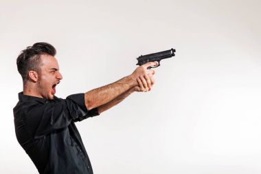 Çocuk elinde tabanca ile