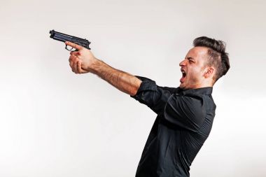 Çocuk elinde tabanca ile