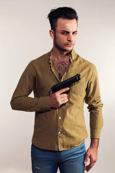 Ragazzo siriano con pistola — Foto Stock