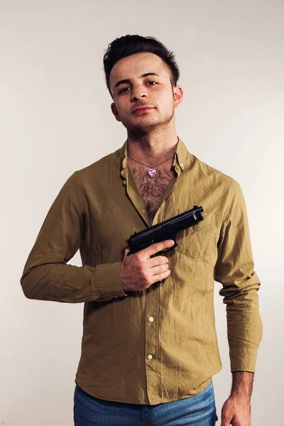 Syrische jongen met pistool — Stockfoto
