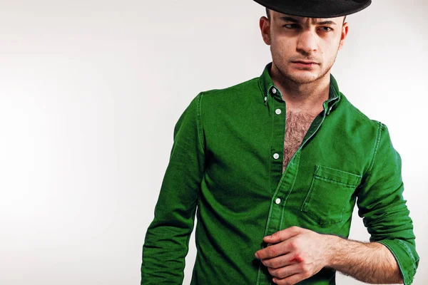 Çocuk beyaz arka planda, katil