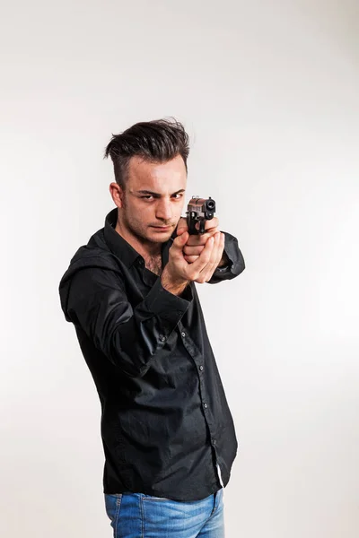 Ragazzo con la pistola in mano — Foto Stock