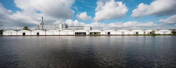 Niederländische Industrielandschaft am Fluss — Stockfoto