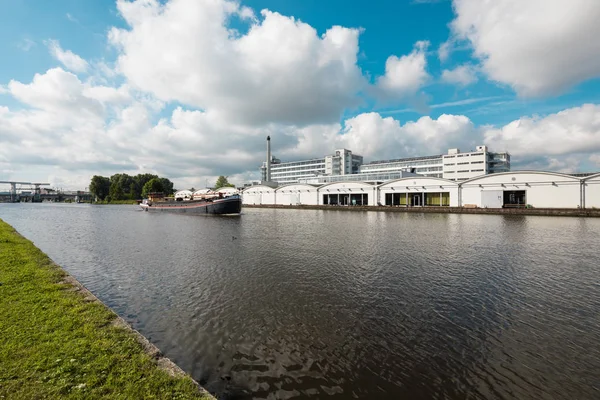 Paysage industriel néerlandais sur la rivière — Photo
