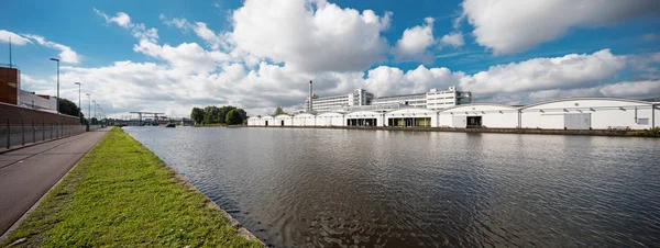 Paysage industriel néerlandais sur la rivière — Photo