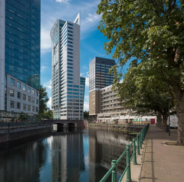 Rotterdam cidade com canal e edifícios — Fotografia de Stock