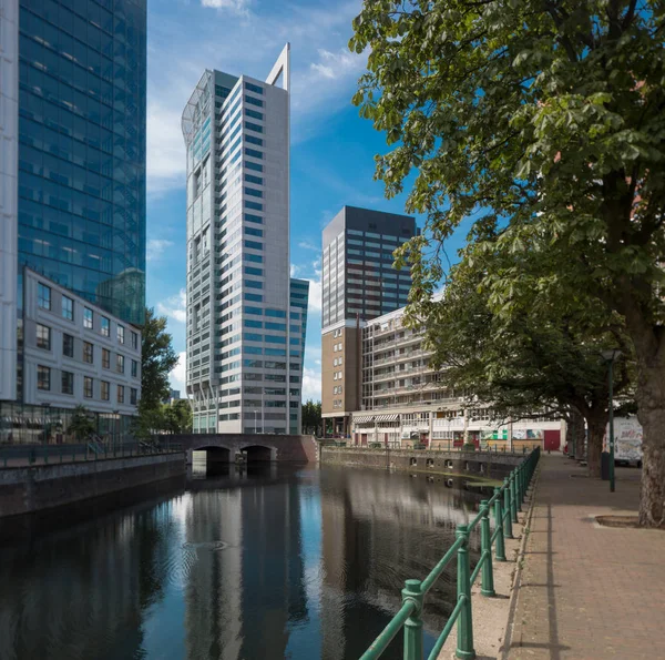 Rotterdam stadsbilden med canal och byggnader — Stockfoto