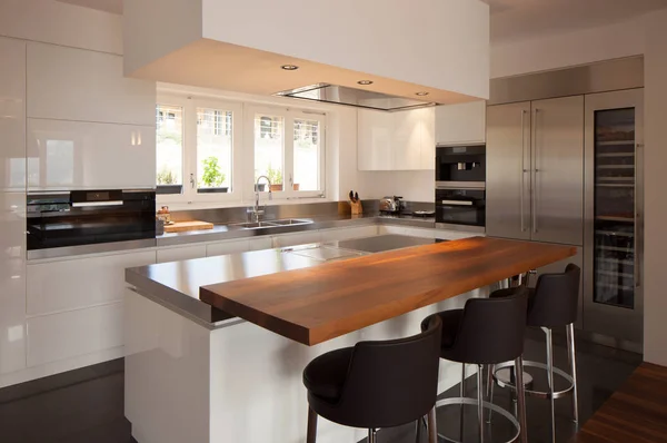 Cocina moderna en apartamento de lujo . —  Fotos de Stock