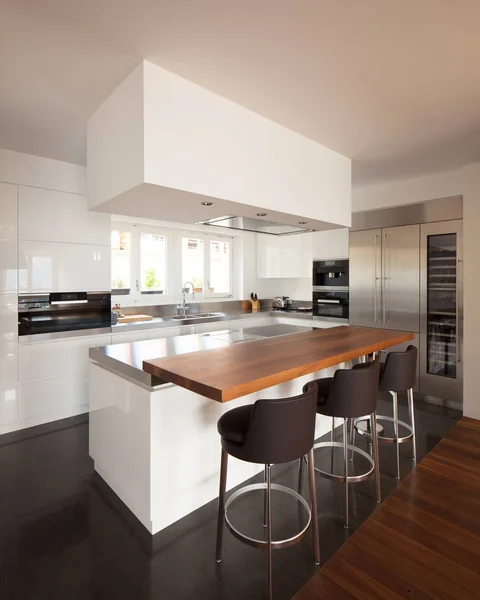 Moderne keuken in luxe appartement. — Stockfoto