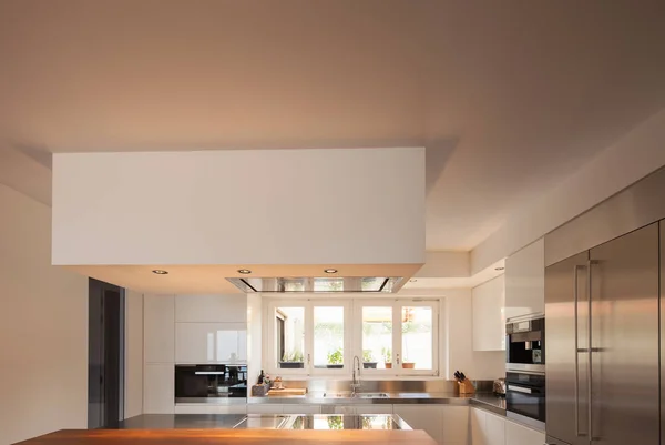 Moderne keuken in luxe appartement. — Stockfoto