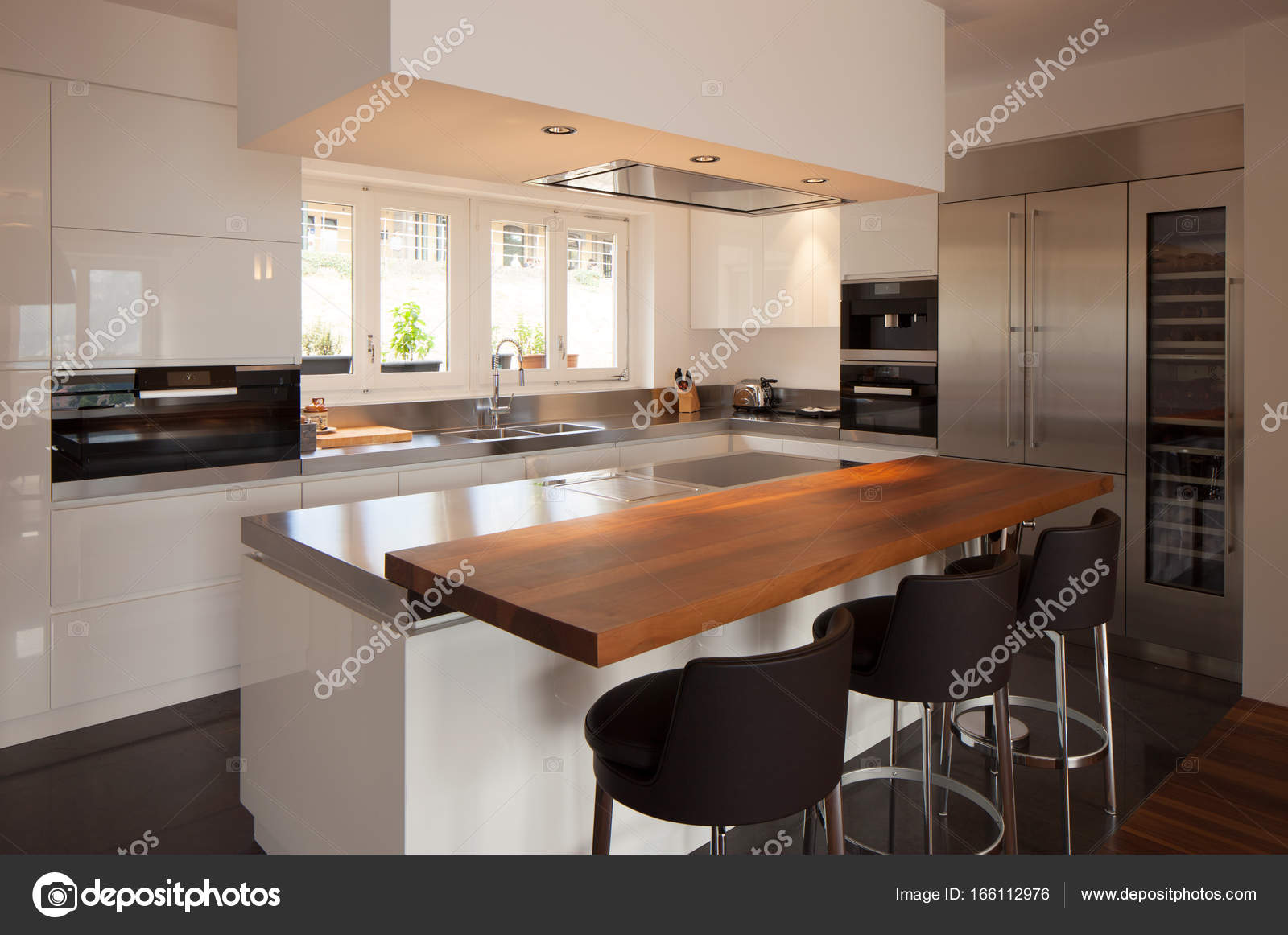 Cozinha Moderna Em Apartamento De Luxo Stock Photo Zveiger Cozinha Moderna Em Apartamento De Luxo Stock Photo Zveiger