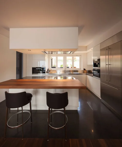 Modern kitchen in luxury apartment. — Stock Photo, Image