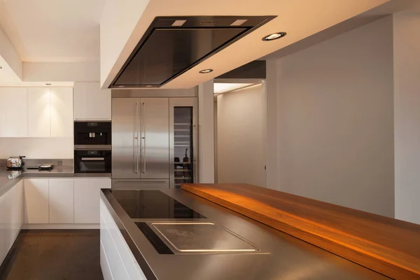 Closeup cozinha moderna em apartamento de luxo — Fotografia de Stock