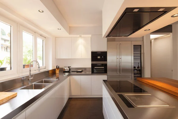 Closeup moderní kuchyň v luxusní byt — Stock fotografie
