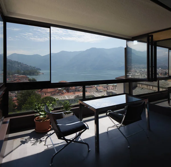 Lugano gölü etrafında bizimkiler yaşar Teras — Stok fotoğraf