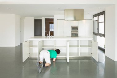 Adam ve mutfak aşık