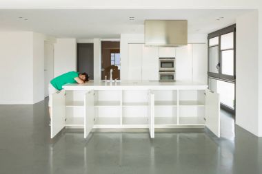 Adam ve mutfak aşık