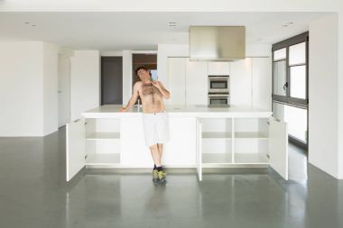 Adam ve mutfak aşık