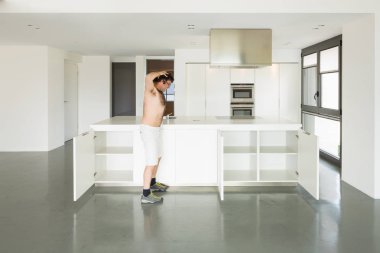 Adam ve mutfak aşık