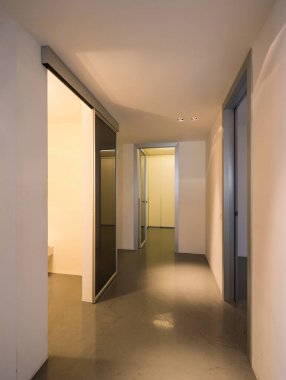 Işık beyaz koridorda hüner