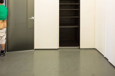 Oda, kapı ve eşek. Saygısız bir trio