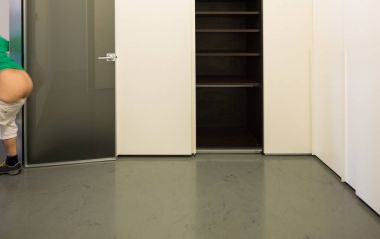 Oda, kapı ve eşek. Saygısız bir trio