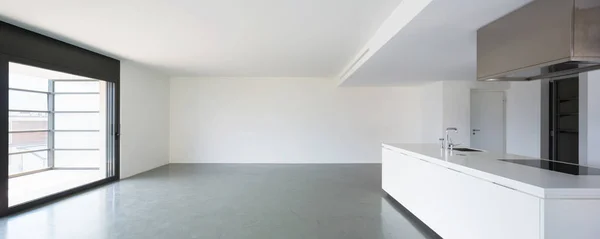 Bílá kuchyně v moderním bytě — Stock fotografie