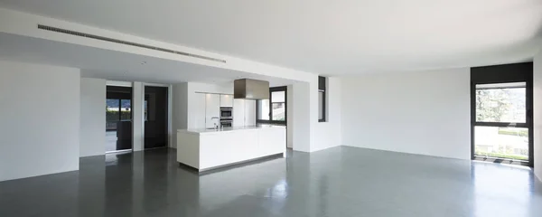 Cocina blanca en piso moderno — Foto de Stock