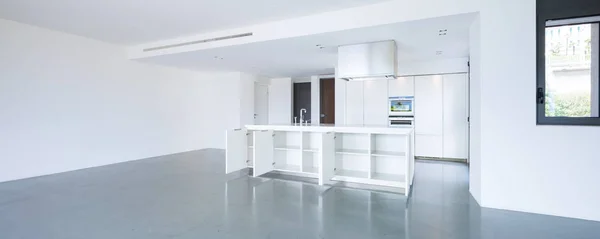 Cocina blanca en piso moderno — Foto de Stock