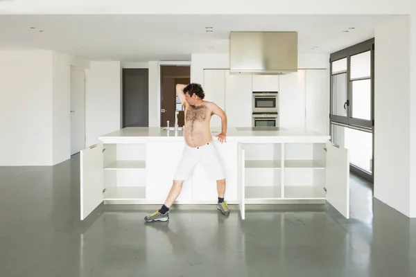Adam ve mutfak aşık — Stok fotoğraf