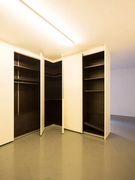 Weiße Garderobe. Rollladen geöffnet — Stockfoto