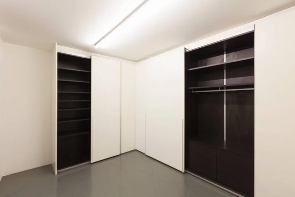 Шкаф с открытыми дверями — стоковое фото