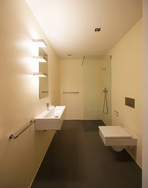 Moderno banheiro branco — Fotografia de Stock