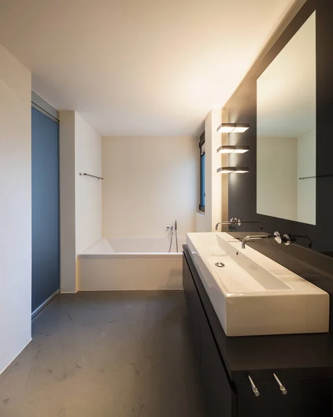 Modern beyaz banyo — Stok fotoğraf
