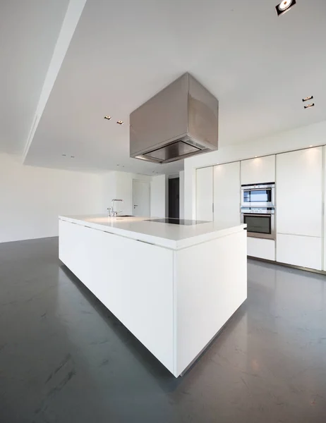 白色的厨房，在现代的公寓 — 图库照片