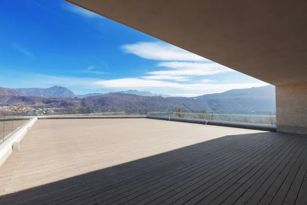 Terrasse d'un appartement moderne, paysage rural — Photo