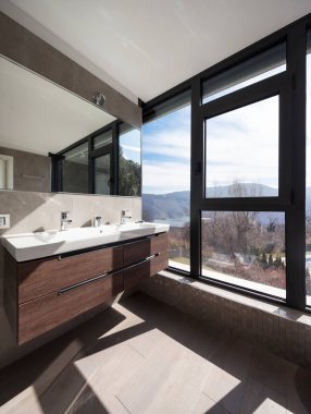 Bir evde modern banyo