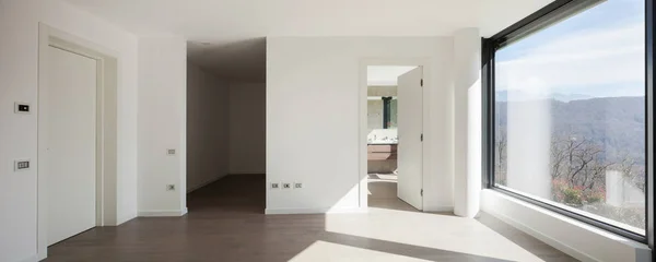 Chambre vide avec de larges fenêtres — Photo