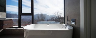 Bir evde modern banyo