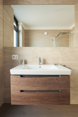 Bir evde modern banyo