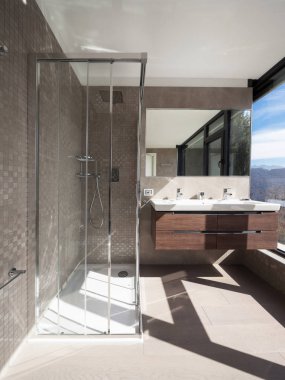 Bir evde modern banyo